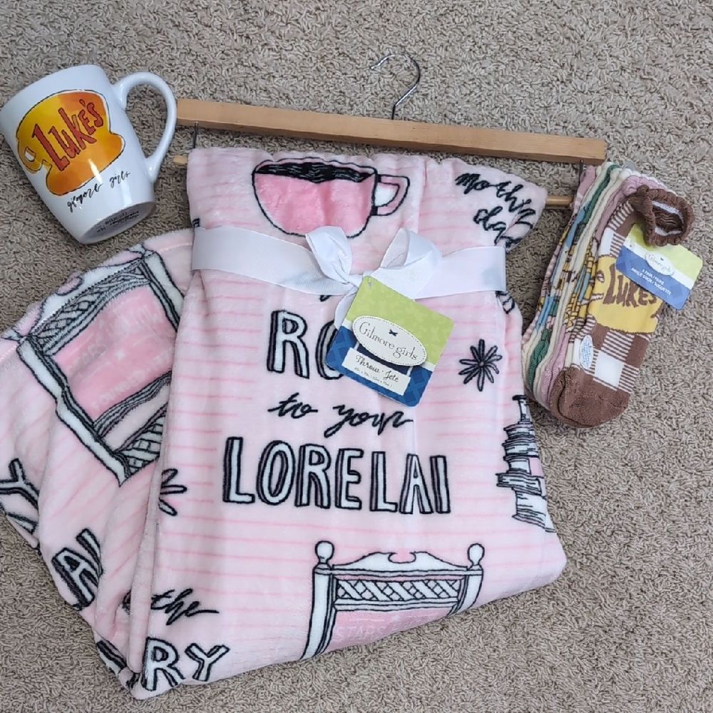 Gilmore Girls Gift Bundle - Cozy Blanket, XL Mug, 6 Pack Scalloped Socks 🧦
